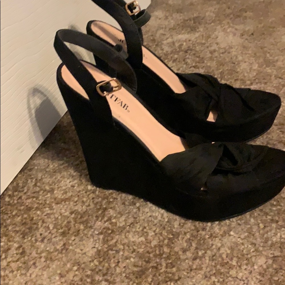 Black Pumps